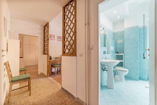 ローマにあるRed & White Vatican Apartmentのバスルーム(トイレ、洗面台付)
