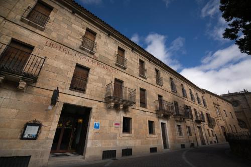 a building with a sign on the side of it at Crisol Conde Rodrigo in Ciudad-Rodrigo