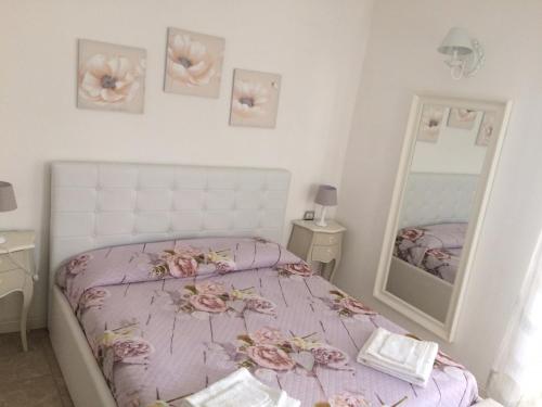 um quarto com uma cama e um espelho em Sweet House em Cefalù
