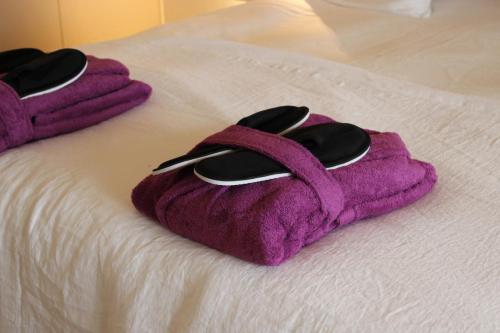 a pair of towels on a bed at MAIO B&B en Dinner in Zonhoven