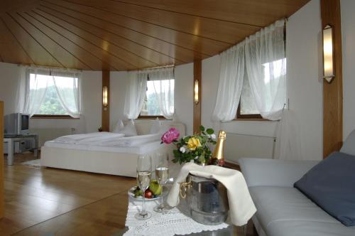 ドイチュランツベルクにあるブルグ ドイチュランツベルクのベッドルーム(大きな白いベッド1台、ソファ付)