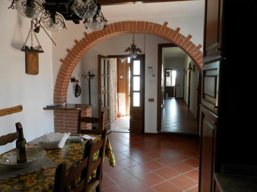 una cocina y un comedor con un arco en Tra er Boscu er Maa, en Volastra