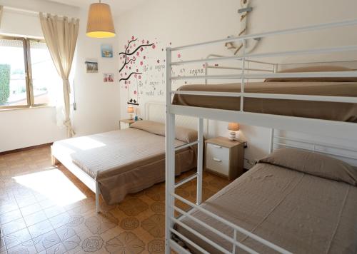 una camera con due letti a castello e una finestra di Le Palme 98 "Casa Vacanze" a Lido di Camaiore
