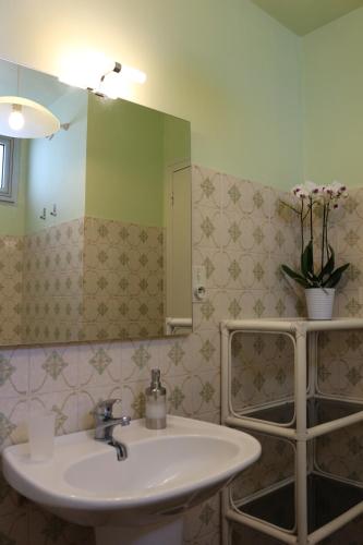 une salle de bain avec un lavabo et un miroir dans l'établissement TY TREZ Magnifique vue mer à Bénodet 10 Avenue de la Plage Résidence 