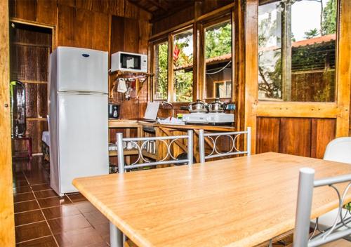 uma cozinha com um frigorífico branco e uma mesa de madeira em Villas Josipek em Fortuna