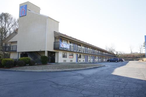a building with a car parked in a parking lot at Motel 6-Richmond, VA - Midlothian Turnpike in Richmond