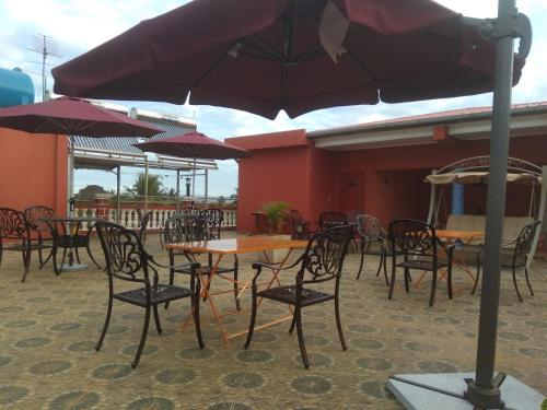 Un restaurante o sitio para comer en Hotel Golden House