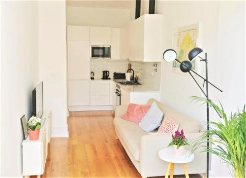 Bright Riverside Apartment - AC - LX Factory