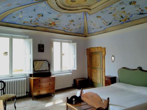 a bedroom with a bed and a painting on the ceiling at Residenza storica Volta della Morte in Urbino