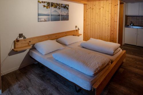 een slaapkamer met 2 aparte bedden in een kamer bij Hotel Restaurant Simplon in Frutigen