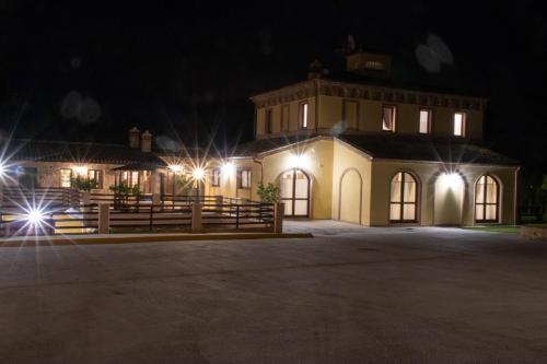 a house at night with lights on at BorgoPratole CountryHouse in Cingoli