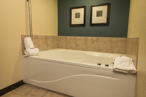 Bilik mandi di AmericInn by Wyndham Mounds View Minneapolis