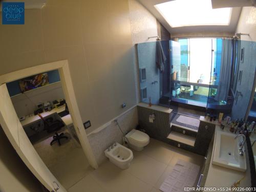 an overhead view of a bathroom with a toilet and sink at Residência Angra Deep Blue in Angra dos Reis