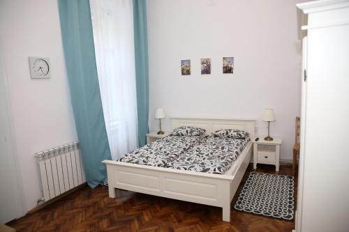 a bedroom with a bed in a room at Schick apartment in Sibiu