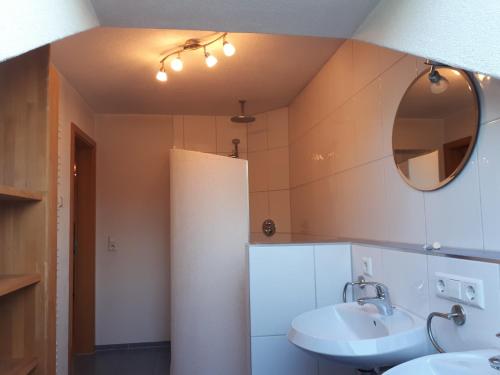 Baño con 2 lavabos y espejo en Ferienwohnung Lochenblick, en Balingen