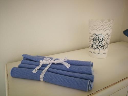 três toalhas azuis sentadas numa mesa com um vaso em Apartments ZARA & TONI em Zadar