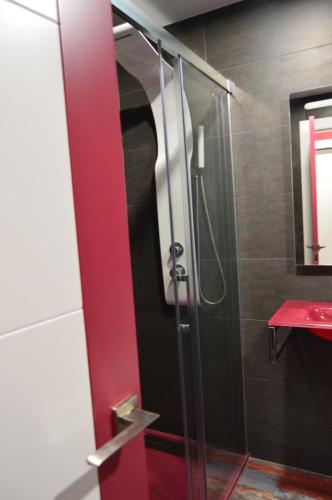 La salle de bains est pourvue d'une douche avec une porte en verre. dans l'établissement Diamond Torremolinos, à Torremolinos