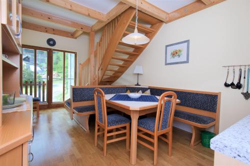 a kitchen and dining room with a table and chairs at Ferienwohnungen Gritzner in Tröpolach