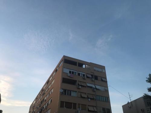 wysoki budynek apartamentowy z niebieskim niebem w obiekcie Luxury Split apartment with view w Splicie