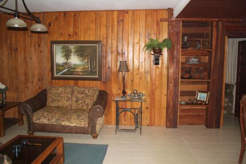 a living room with a couch and a table at Los Aramos in Valle de Anton