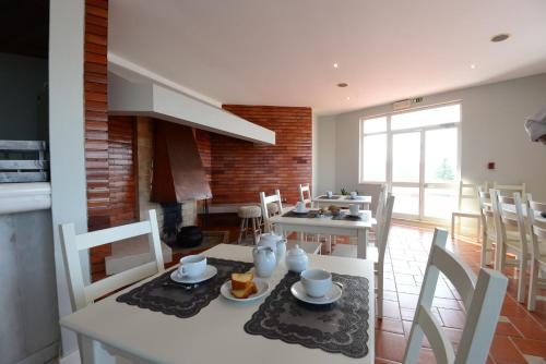 Una cocina y un comedor con mesa y sillas. en Santa Clara Country Hotel, en Santa Clara-a-Velha