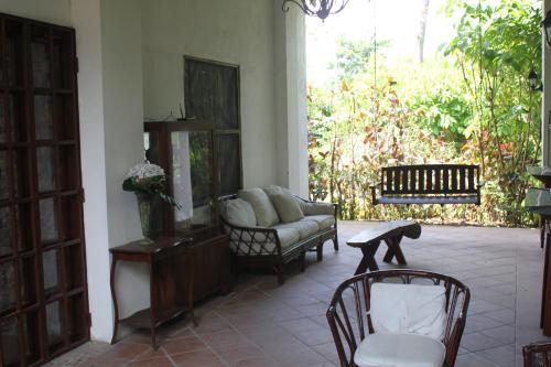 a living room with a couch and a chair at Los Aramos in Valle de Anton