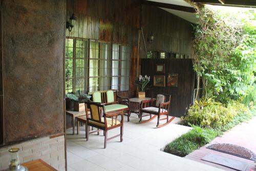 a patio with chairs and a table in a building at Los Aramos in Valle de Anton