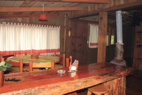 a living room with a table and a dining room at Cabañas Alpinas López Fontes in Valle de Bravo