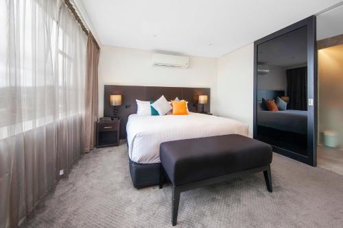 Postel nebo postele na pokoji v ubytování Canberra Rex Hotel