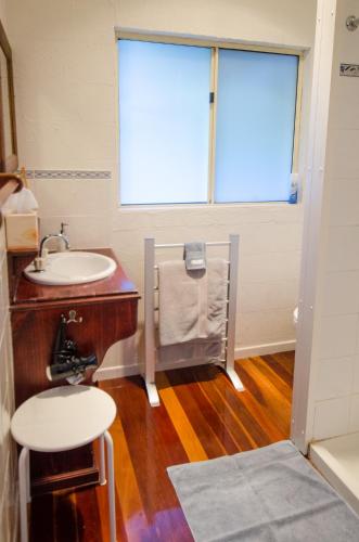 a bathroom with a sink and a window at Kidd Street Cottages in Mount Tamborine