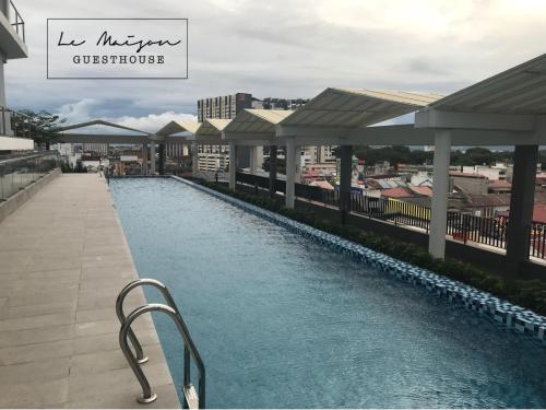 uitzicht op een zwembad in een resort bij Le Maison GuestHouse Ipoh @ Octagon Platinum in Ipoh