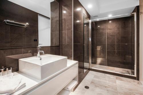 Koupelna v ubytování Canberra Rex Hotel