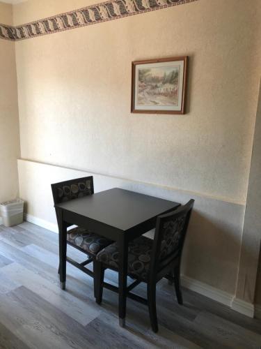 Zona de estar de Manhattan Inn & Suites