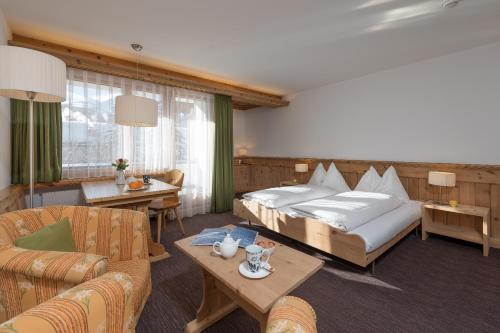 Postel nebo postele na pokoji v ubytování Hotel Seraina