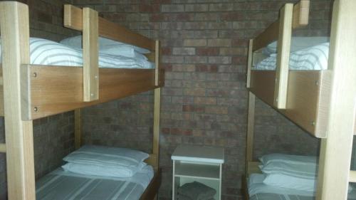 เตียงสองชั้นในห้องที่ Omeo Motel