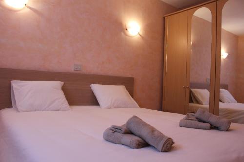 1 dormitorio con 1 cama con 2 almohadas en Villa Storme en Koksijde