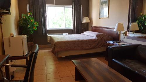 เตียงในห้องที่ Chomedey Inn