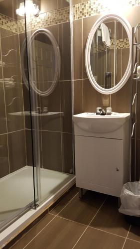 ห้องน้ำของ Chomedey Inn