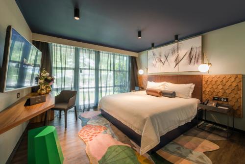 Tempat tidur dalam kamar di Naumi Auckland Airport Hotel