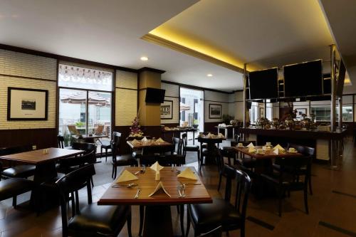 A restaurant or other place to eat at Amarelo Hotel Solo