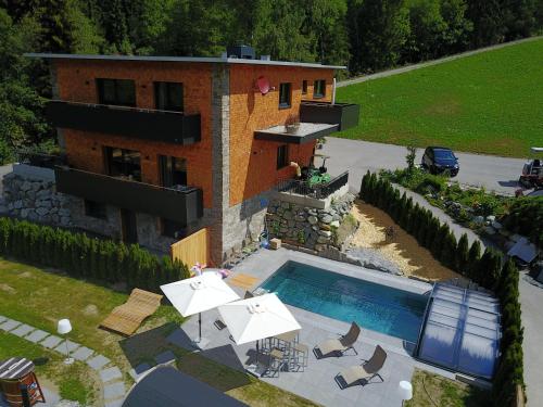 Der Swimmingpool an oder in der Nähe von Chalet Appartement Antonhaus