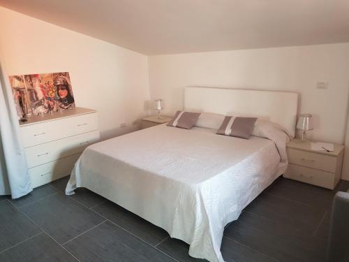 A bed or beds in a room at Lilium In B&B