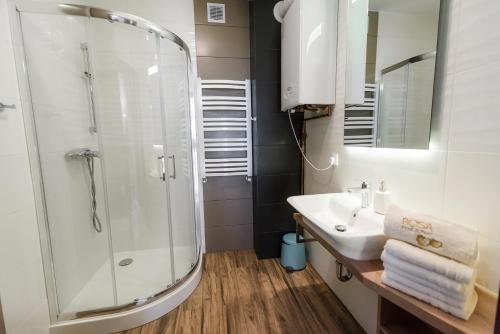Bilik mandi di Rosa Apartamenty