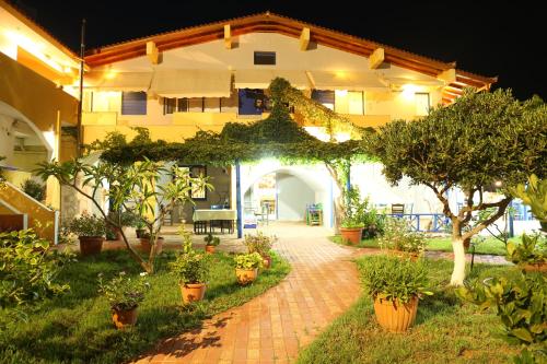 un patio de una casa con plantas y árboles en Vias, en Neápolis