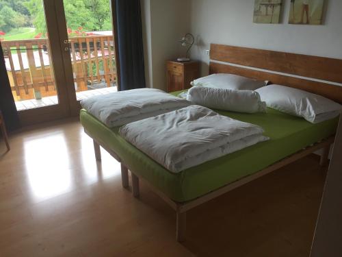 ein Bett mit zwei Kissen darauf in einem Zimmer in der Unterkunft Bed & Breakfast Col Mazzet in Belluno