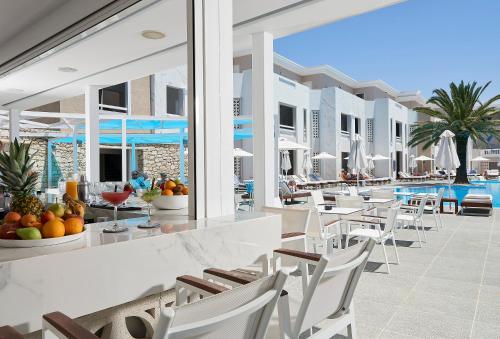 Bazén v ubytování Mythos Palace Resort & Spa nebo v jeho okolí
