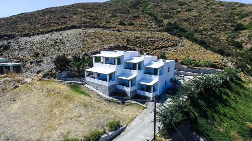 - une vue aérienne sur une maison blanche sur une colline dans l'établissement Studios Marianna, à Skiros