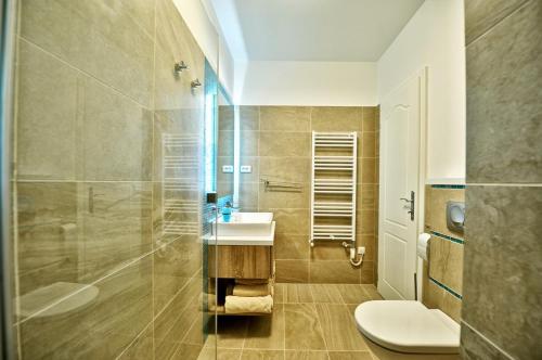 シオーフォクにあるRelax Apartmanのバスルーム(シンク、シャワー、トイレ付)