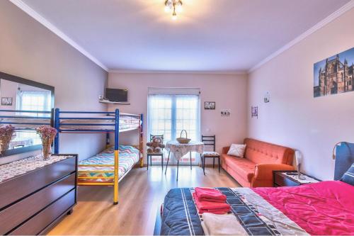 ein Schlafzimmer mit 2 Etagenbetten und ein Wohnzimmer in der Unterkunft Casa Nana in Cadima