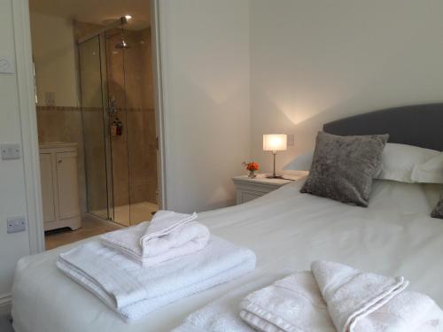 Katil atau katil-katil dalam bilik di Clock House B&B